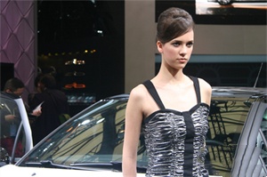 A Different Shopping Experience in Shanghai's Water Market